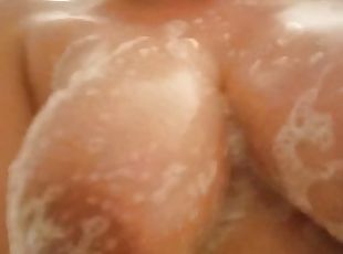 bañando, tetas-grandes, enorme, masturbación, coño-pussy, amateur, maduro, madurita-caliente, mamá, regordeta