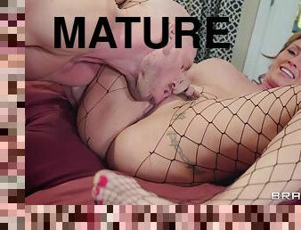 Thick slut Eva Notty pleasures bald-headed dude in bed