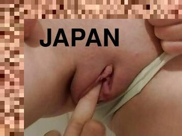 Fingering a Japanese girl while she pees then big shaking orgasm - Omorashi