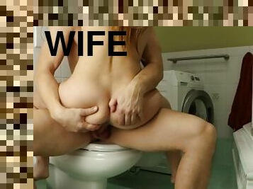 The wife could not resist and fucked her husband's best friend by hiding in the toilet