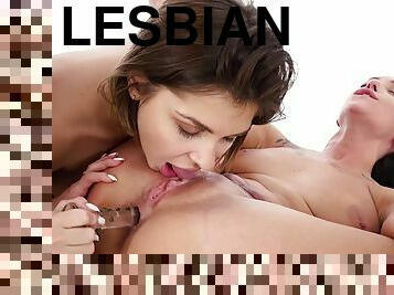 payudara-besar, vagina-pussy, anal, sayang, lesbian-lesbian, remaja, bertiga, normal, alat-mainan-seks, posisi-wajah-menghadap-kemaluan