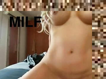 Madrastra milf se masturbar y es pillada y follada por hijastro con creampie final.