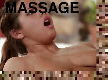 Hot curvy babe Keisha Grey massage porn scene