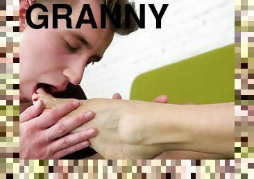 Granny gets cunt fingered