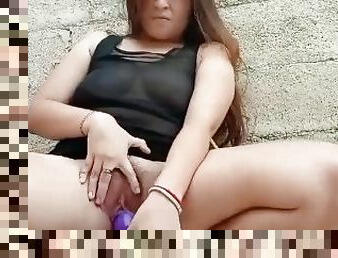 Me meto los deditos y mi dildo en la calle