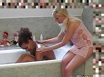 bañando, tetas-grandes, coño-pussy, swinger, esposa, amateur, negra-ebony, interracial, lesbiana, madurita-caliente