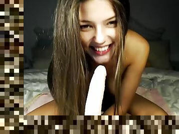 Brunette cammodel knows how to suck a dildo