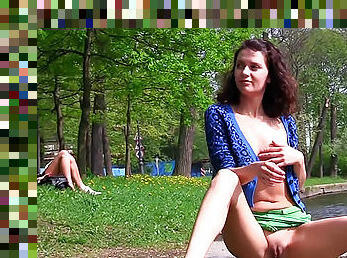 en-plein-air, public, chatte-pussy, jupe-en-l’air, parfait, solo, rasé, brunette, jambes, taquinerie