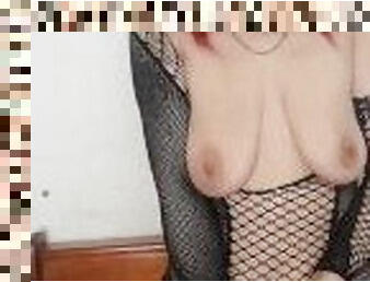 tetas-grandes, masturbación, madurita-caliente, pajeándose, corrida, rejilla, pechugona, tetas, fetichista, fumando