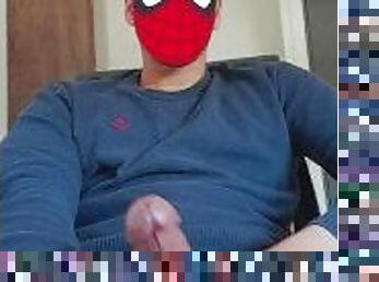 Spider-man con gran polla masturbandose en directo