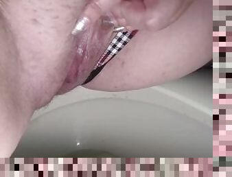 meando, coño-pussy, amateur, maduro, madurita-caliente, pareja, regordeta, sucio, primera-persona, baño