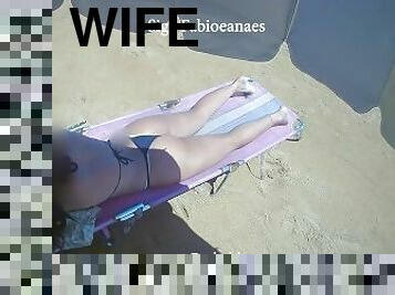 Fetiche por Ps e tornozeleira, minha hotwife na praia pegando sol com bumbum pra cima de fio denta