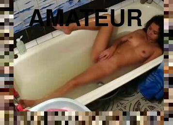 Masturbation in the tub along amateur girl
