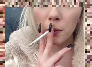 na-verejnosti, amatérske, teenagerské, blondýna, fetišistické, fajčenie-smoking, módne