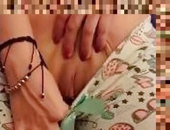 Latina en pijamas sola en su habitación TOCANDOME para ti