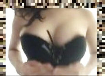 La novia de mi amigo me enseña sus tetas y nos metemos a follar a su cuarto a escondidas