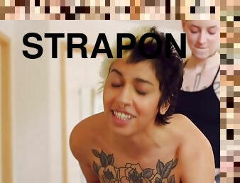 strap-on, amatör, brudar, lesbisk, leksak, piercad, ritt, tatuering, flata, små-bröst