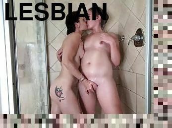 kylpy, isot-tissit, lesbo-lesbian, lunttu, suuteleminen, tuhma-naughty, perä-butt, pikkuinen, suihku, tatuointi