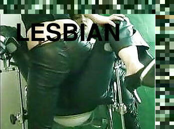 Lesbian Leatherpants cumming 01