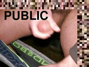 masturbare-masturbation, public, jet-de-sperma, pula-imensa, masturbare, tanar18, colegiu, toaleta, solo, muschiulos