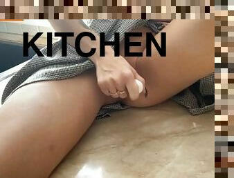 The blonde could not resist and arranged debauchery in the kitchen
