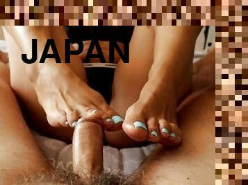 JAPANESE HANDJOB AND SEXY FOOTJOB - HUGE CUMSHOT