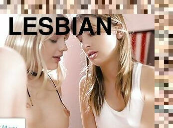 піхва-pussy, лесбіянка-lesbian, підліток, фінгеринг, поцілунки, коледж, блондинка, тісний-одяг, фетиш, малесенька