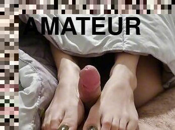 She wake up me with a gorgeous footjob in the bed, she make me cum with her feet