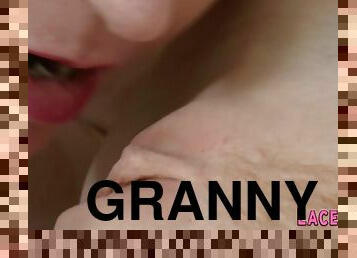 gros-nichons, gode-ceinture, mature, granny, lesbienne, doigtage