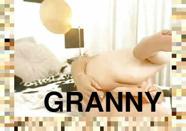 Granny  fuck dildo pussy