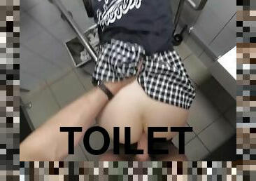 posisi-seks-doggy-style, umum, amatir, blowjob-seks-dengan-mengisap-penis, upskirt-bagian-dalam-rok, sudut-pandang, berambut-pirang, toilet, kecil-mungil, kasar