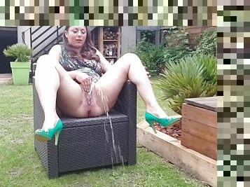 latina with hairy pussy pissing outdoors - latinafeet386