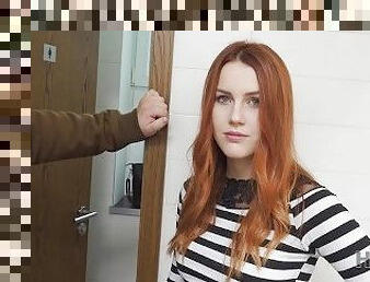 HUNT4K Cuck bleibt in der öffentlichen Toilette und beobachtet GFs Sex mit Jäger