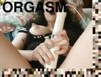 Goth girl cums using a magic wand