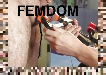 masturbaatio, amatööri, bdsm, nainen-pukeissa-mies-alaston, fetissi, aisankannattaja, nöyryyttäminen, femdom, kovaa