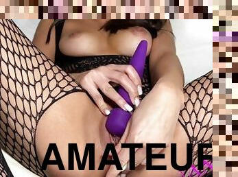 Amateur slut mastrubate her wet pussy while anal plug insert
