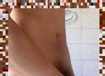 Masturbándome en el baño mientras mi papi no esta