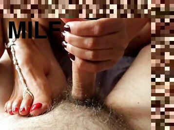 amateur, ejaculation-sur-le-corps, milf, branlette, pieds, point-de-vue, fétiche, branlette-avec-les-pieds, orteils