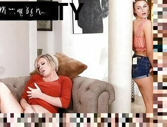 MOMMYSGIRL Busty MILF Dee Williams Teaches Stepdaughter Her Emma Hix How To Masturbate