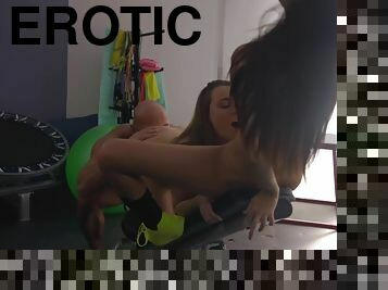 Gym babes drilled in erotic threesome before cum sprayed