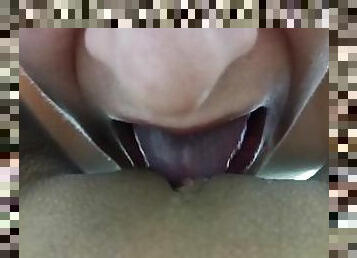 teen POV comida de coño jugoso acaba en orgasmo intenso en su boca