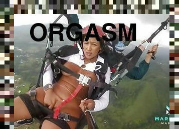 Mariana Martix squirts while paragliding