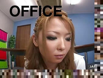 Office girl naami hasegawa makes a cup of squirt to her boss