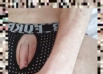 Ftm en jockstrap exhib sa chatte