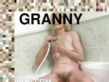 Blonde granny showering her wet hairy pussy and dry it