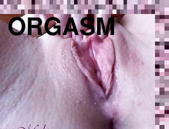 clitoris, masturbare-masturbation, orgasm, pasarica, cu-degetelul, solo, de-aproape, suculenta