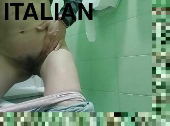 ragazza con la figa pelosa fa pipì nel bagno pubblico