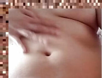 Colegial ecxitada masturbándose orgasmo y orinada