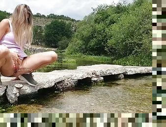 en-plein-air, pisser, chatte-pussy, amateur, ejaculation-interne, salope, ejaculation, blonde, fétiche, solo