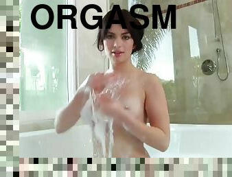 A breath taking solo scene with ashlyn rae as she takes a bubble bath